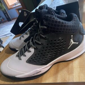 Jordan Men’s FlightSpeed Mid Basketball Shoes - Black/White